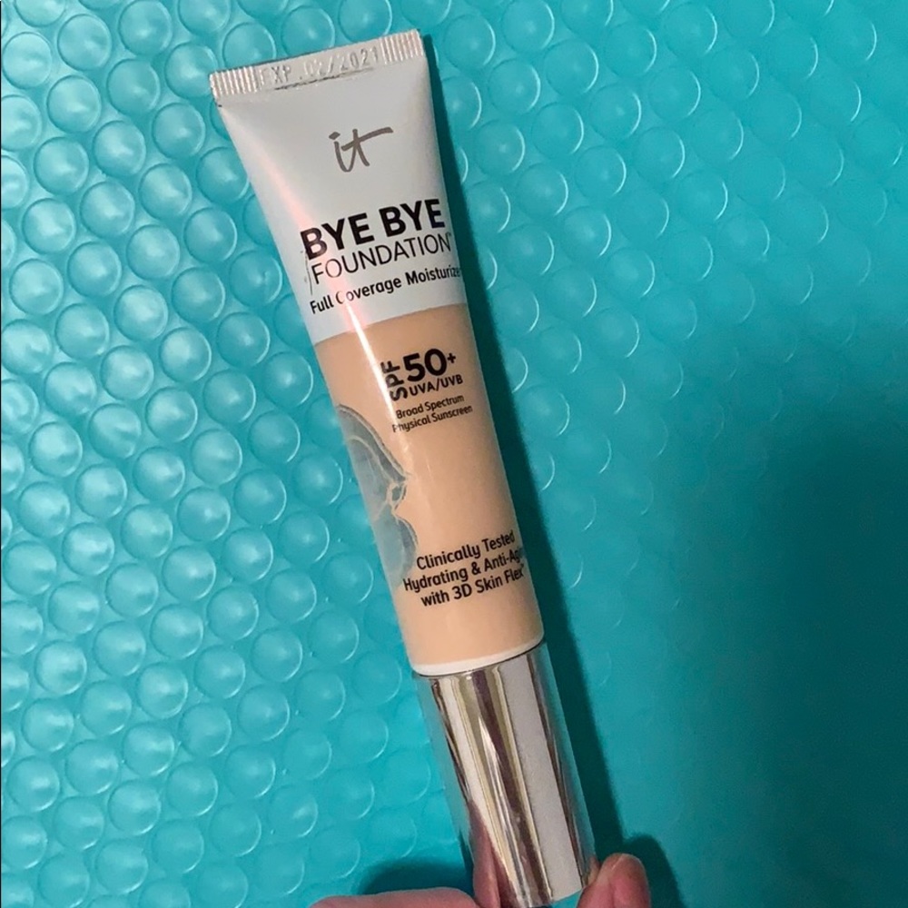 IT Bye Bye Foundation (Fair Light)